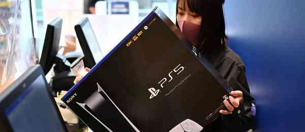 Тысячи японцев столпились на улице в надежде получить PlayStation 5 — магазин разыгрывал право на покупку 200 консолей