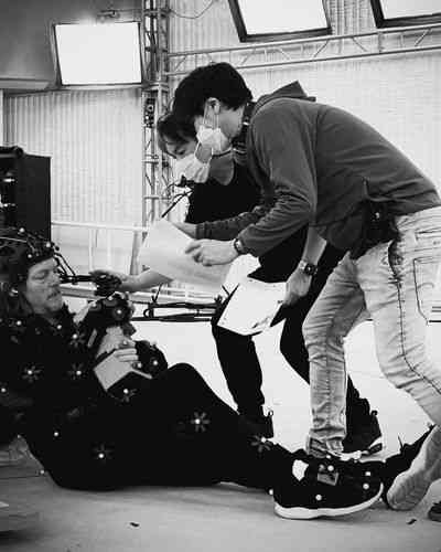 hideo-kojima-directs-norman-reedus-on-the-set-of-death-stranding-2-for-playstation-5_3.jpg