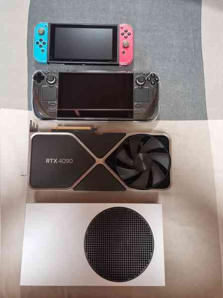 nvidia-rtx-4090-graphics-card-turned-out-to-be-larger-than-the-xbox-series-s-console-photo_3.jpg