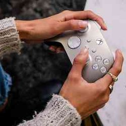 Microsoft has introduced a "lunar" gamepad for Xbox, capable of changing color