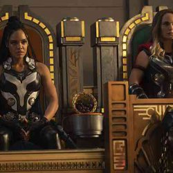 Две сильные женщины: Валькирия и Могучий Тор за общим троном на новом кадре фильма "Тор: Любовь и гром"